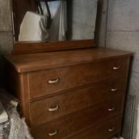 Comò con cassetti e specchio