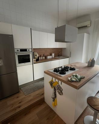 Cucina Aran con isola completa di elettrodomestici