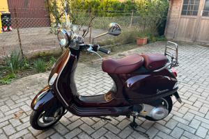 Vespa 125 edizione limitata Vie della Moda