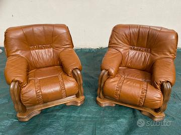 Due poltrone antico in vera pelle e legno massello