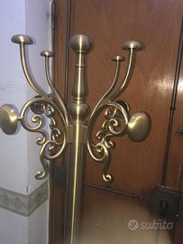 Uomo morto attaccapanni