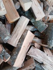 Legna da ardere secca tagliata e spaccata 