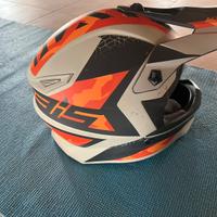 Casco motocross e pettorina con gomitiere