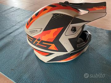 Casco motocross e pettorina con gomitiere