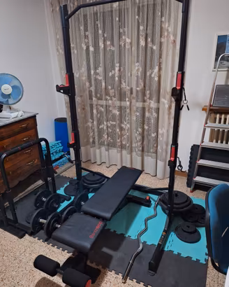 Palestra, rack, manubri, bilanciere, dischi, pesi.