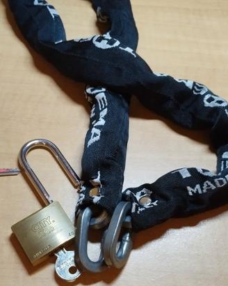 Catena per bloccare la moto, casco o bicicletta.