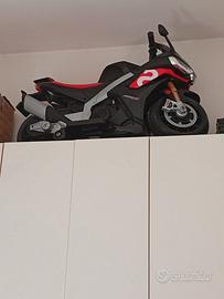 Moto elettrica Aprilia rsv4