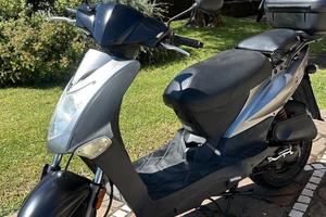 Kymco Agility 50 R12 con bauletto post