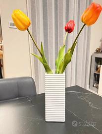 Vaso in ceramica con tulipani