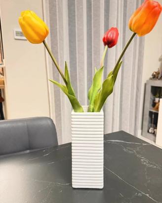 Vaso in ceramica con tulipani