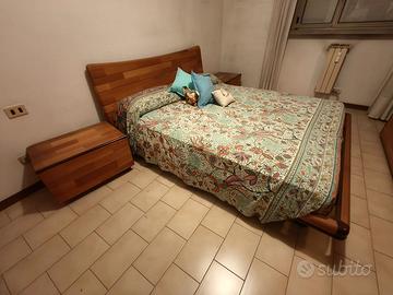 Letto matrimoniale con comodini e cassettiera