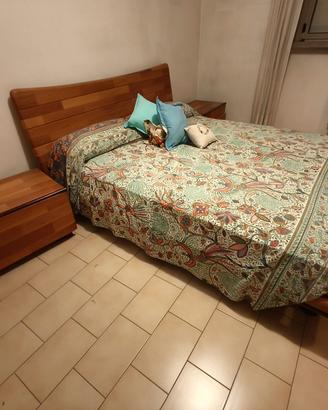 Letto matrimoniale con comodini e cassettiera