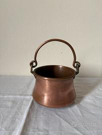 Paiolo o calderotto in rame con manico vintage