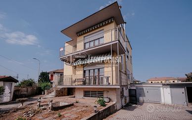 Villa unifamiliare con ampio cortile e box