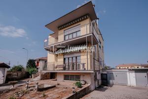 Villa unifamiliare con ampio cortile e box