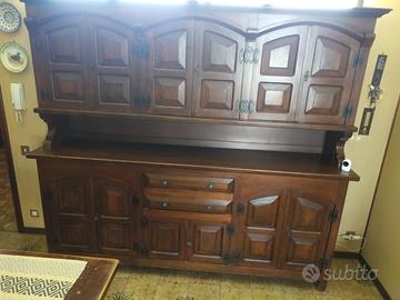 Arredamento in stile legno massiccio