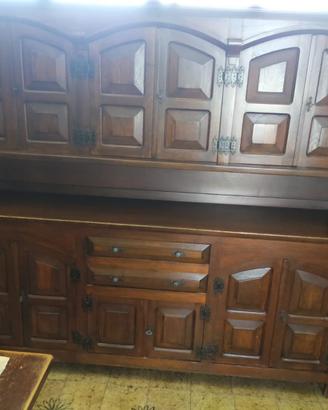 Arredamento in stile legno massiccio