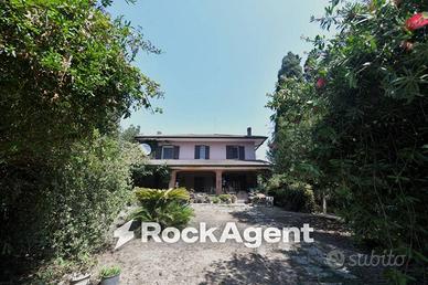 Villa di 260 m² con più di 5 locali e box auto a L