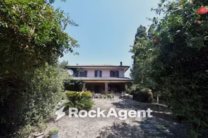Villa di 260 m² con più di 5 locali e box auto a L