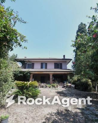 Villa di 260 m² con più di 5 locali e box auto a L
