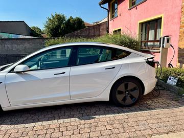 Posto auto con colonnina ricarica auto