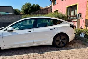 Posto auto con colonnina ricarica auto