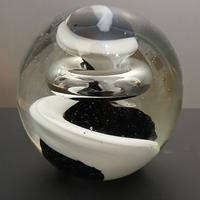 SFERA DI VETRO CON INCLUSIONI BIANCO E NERO