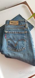 Jeans Levi's 571. Tg 25 donna
Lungo cm 84.