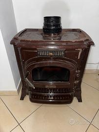Stufa a legna in ghisa.