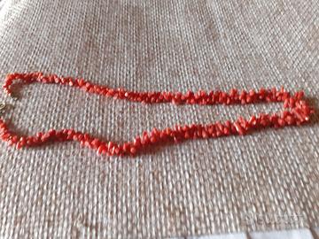 Collana corallo a scagliette