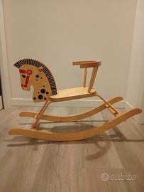 Cavallo a dondolo in legno 