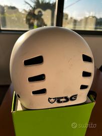 Casco skate tsg