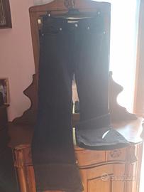 Jeans nero a zampa della Mango