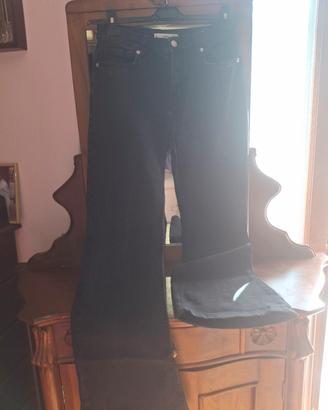 Jeans nero a zampa della Mango