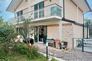 Villa singola con ampio spazio esterno