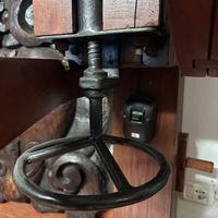 tavolo rustico in legno e un'antica macchina