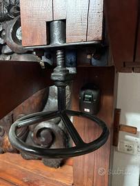 tavolo rustico in legno e un'antica macchina