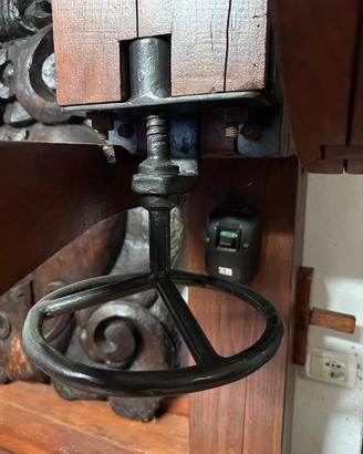 tavolo rustico in legno e un'antica macchina