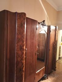 mobili antichi e divani in pelle