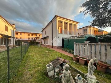 VILLA A SCHIERA D'ANGOLO A SAN GIORGIO BIGARELLO