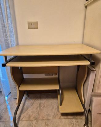scrivania porta pc