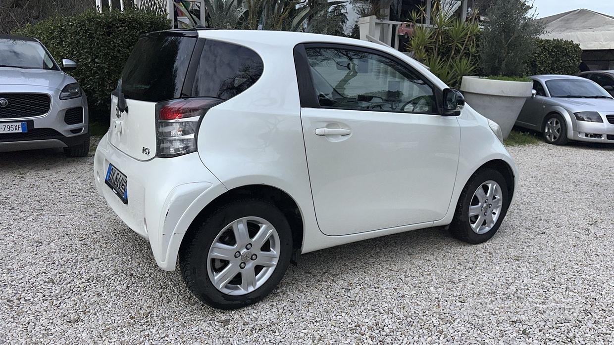 TOYOTA iQ