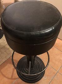 Sgabello bar in pelle nera