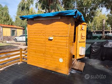 Casotto il legno mt.2x2 con solida base in acciaio