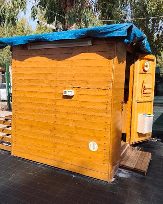 Casotto il legno mt.2x2 con solida base in acciaio