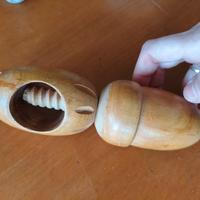 Schiaccianoci vintage a vite in legno