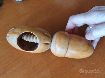 Schiaccianoci vintage a vite in legno