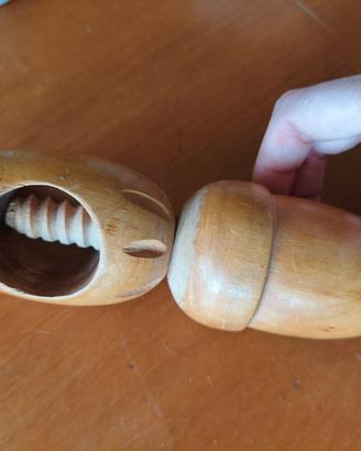 Schiaccianoci vintage a vite in legno