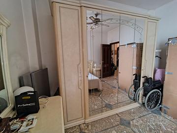 Armadio specchiato. Solo ritiro a mano.