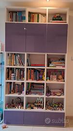 Libreria bianca con sportelli e cassetti laccati